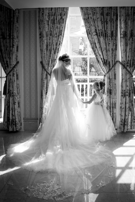 Bride And Flower Girl Getting Ready, Flower Girl Photoshooting Ideas, Disney Wedding Photography, Bride And Daughter Pictures, Mother Daughter Wedding Photos, Bride And Flower Girl, Miniature Bride, Mother Daughter Wedding, Wedding Portrait Poses