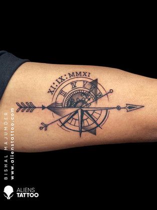 Compass Arrow Tattoo, Compass Arrow, Arrow Compass Tattoo, Aliens Tattoo, Compass Tattoo Men, Tattoo Homme, Lower Arm Tattoos, Lizard Tattoo, Compass Rose Tattoo