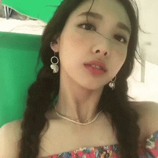 Icon Gif, Instagram Queen, Twice Nayeon, Im Nayeon, Nayeon Twice, Female Singers, I Love Girls, Cute Gif, Pearl Drop Earrings