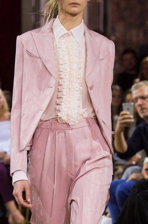 tumblr.com Pink Suit, John Galliano, Looks Style, Fashion Week Spring, Paris Fashion, Runway Fashion, Paris Fashion Week, Fashion Inspo Outfits, High Fashion