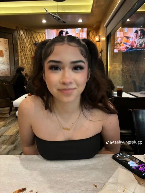 Cute Hairstyles For Short Hair Latina, Long Straight Hair Outfits, Hairstyles For Chest Length Hair, Baddie Hairstyles With Edges, Hair Inspo For Straight Hair, Simple Rubber Band Hairstyles, Edges Latina, Bear Ears Hairstyle, Hairstyles With Edges Latina