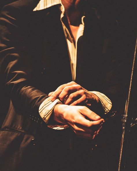 Alex Turner Hands, Alex Turner 2023, Monkeys Aesthetic, Alex Pics, The Last Shadow Puppets, Last Shadow, Monkey 3, Artic Monkeys, Shadow Puppets