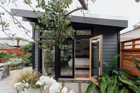 Modern Guest House, Adu Ideas, Backyard Guest Houses, Home Atelier, Diy Tiny House, Small Sink, Backyard Office, Garage Makeover, Oakland California