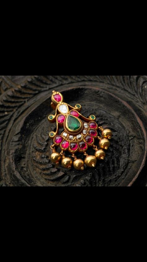 Beautiful nose stud, mookuthi Nakshi Locket Designs, Mang Tikka Gold Antique, Marathi Nose Pin, Maharashtrian Nose Pin, Black Beads With Kundan Locket, Temple Jewellery Earrings, Diamond Pendant Jewelry, Gold Bangles For Women, Gold Earrings Models