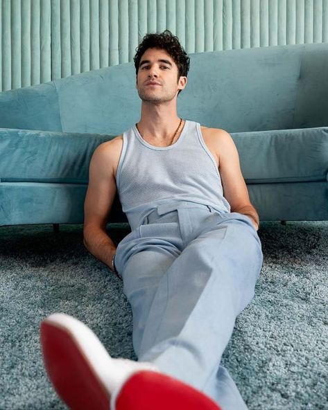 darren everett criss on Instagram: “oh sweet merciful lord - - - - #darrencriss” Darren Criss Glee, Hollywood Scenes, Red Season, Actors Male, Chris Colfer, Glee Cast, Party Scene, Darren Criss, Glee