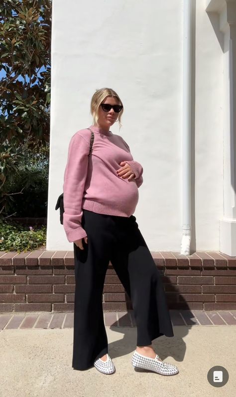 Sophia Richie Maternity Style, Sophia Richie Pregnant, Sofia Richie Pregnant Style, Sofia Richie Pregnant, Outfit Hamil, Pregnant Christmas Outfit, Sofia Vibes, Bump Fits, Sophia Richie Outfits