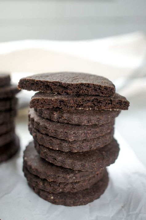 Homemade Oreo Cookies, Homemade Oreos, Oreo Cookie Recipes, Vanilla Cream Filling, Chocolate Wafer Cookies, Mocha Chocolate, Chocolate Oreos, Wafer Cookies, Cream Filling