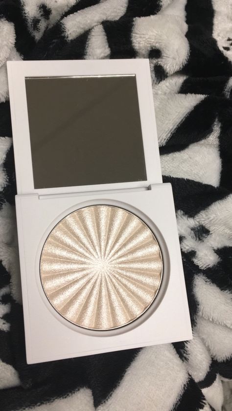 Ofra Highlighter Glazed Donut, Highlighter Swatches, Ofra Highlighter, Fancy Stuff, Glazed Donut, Make Up Inspo, Stage Makeup, Donut Glaze, Aesthetic Pics