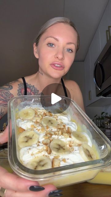 Shay Click on Instagram: "Banana Cream Pie Protein Pudding 🍌🥧🔥  Macros per container: 426 cals, 43P, 50C, 6F" Banana Cream Pudding, Protein Pudding, Banana Cream Pie, Banana Cream, Cream Pie, Banana Pudding, High Protein, Weight Watchers Meals, Keto Dessert