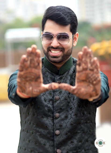 Dulha Mehandi Pose, Boy Mehndi Poses, Groom Mehndi Poses, Groom Mehendi Poses, Groom Mehandi Poses, Mehandi Stills, Mehndi Boys, Mehandi Poses Photography, Mehndi Men