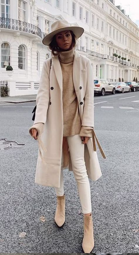 OUTFITS ELEGANTES Y BONITOS CON ABRIGOS BEIGE QUE DEBES PROBAR EN ESTA ÉPOCA INVERNAL PARA REGRESAR A LA OFICINA. #outfits #elegantes #abrigos #beige #oficina #entrevistadetrabajo #mujeresalrescate #moda #belleza #tendencia Mode Over 50, Pretty Winter Outfits, Cold Weather Outfit, Winter Fashion Outfits Casual, Beige Outfit, Winter Outfits Cold, Pullover Outfit, Winter Styles, Cold Weather Outfits