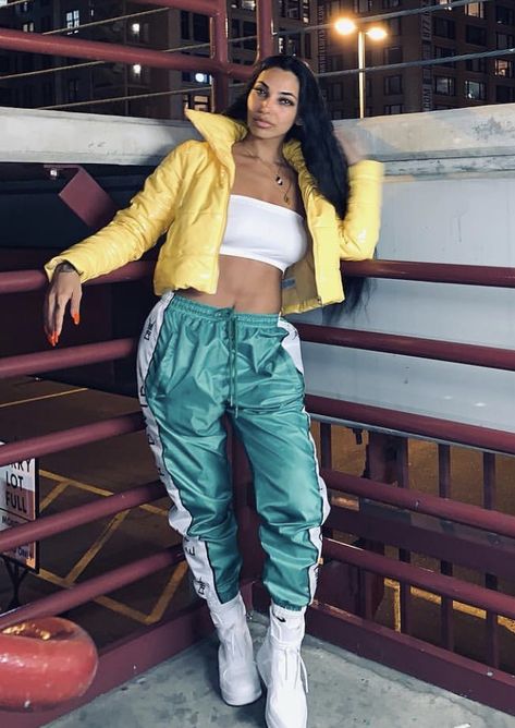 Windbreaker Pants Outfit, Swishy Pants, Sporty Outfit, Windbreaker Pants, Shiny Pants, Winter Photoshoot, Nylon Pants, Urban Street Style, Sporty Outfits