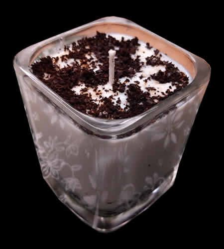 things-you-should-do-with-your-used-coffee-grounds(candle) Coffee Smell House, Things To Do With Coffee Grounds, What To Do With Used Coffee Grounds, Coffee Ground Candles Diy, Coffee Candles Diy, Coffee Candle Diy, Coffee Bean Candle Holder, Coffee Grounds Candle, Bug Repellent Candles