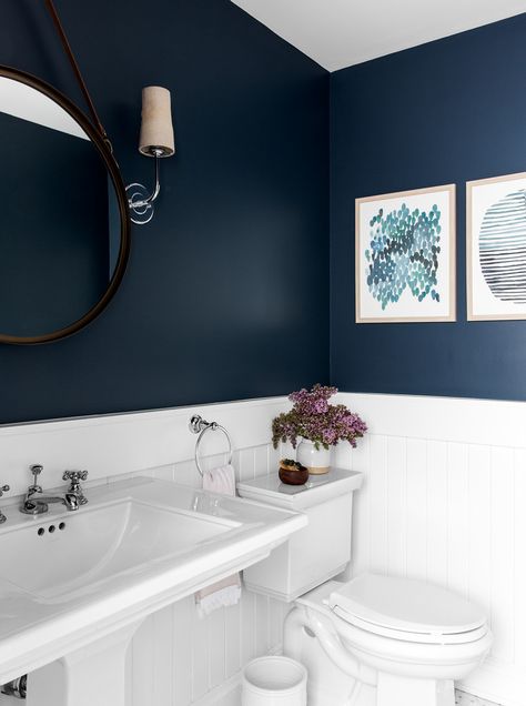 Bilik Air Kecil, Design Interior Baie, Dark Blue Bathrooms, Navy Bathroom, Bathroom Remodel Cost, Bad Inspiration, Interior Vintage, Decor Baie, Small Bathroom Design