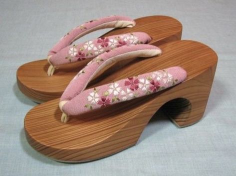 Chinese Shoes, Dr Shoes, Wooden Shoes, Elegant Shoes, Asian Outfits, Japanese Outfits, Pretty Shoes, Japanese Kimono, Sneaker Heels