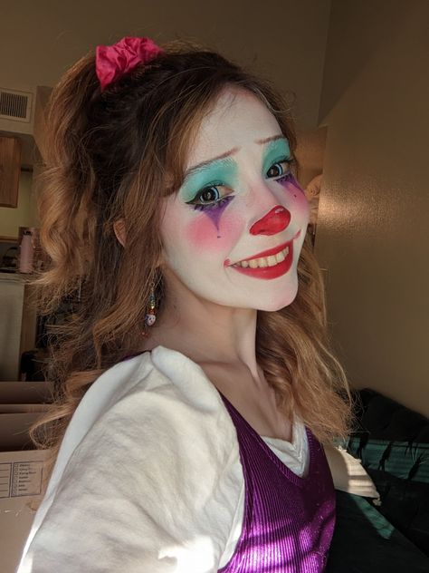 cute clown girl makeup for halloween costume Whimsical Clown Costume, Cute Colorful Clown Makeup, Cute Clown Makeup For Women, Classic Clown Makeup, Cute Clown Costume Women, Cute Clown Halloween Costumes, Clussy Fever, Casual Clown Makeup, Clown Girl Costume