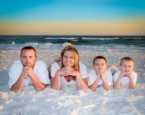 Awesome family photo by the ocean! Family Vacation Photo Ideas, Family Beach Pictures Poses, Beach Fotos, Beach Photoshoot Family, Beach Photography Family, Family Beach Portraits, Vacation Photography, Family Beach Pictures, Family Picture Poses