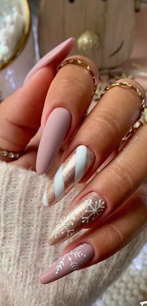 nude christmas nails, christmas nail art, christmas nail ideas, christmas nail designs, christmas nails 2022 Christmas Nails2023, Black And Gold Christmas Nails, Glittery Christmas Nails, Gold Winter Nails, Nail Xmas, Christmas Nails Glitter, Nail Art Noel, Snow Nails, Fashionable Nails