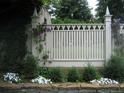 architect design™: Don't fence me in Victorian Privacy Fence, Gothic Fence Ideas, French Trellis, Gothic Fence, Front Fences, Garden Hill, River Garden, Wood Fences, Fence Gate Design