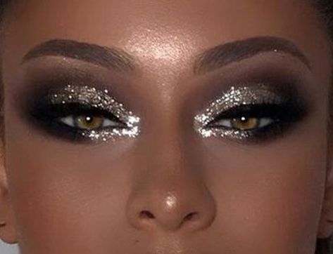 Make Com Glitter, Concert Makeup, Show Makeup, Beauty Tips For Glowing Skin, Eye Makeup Designs, Makeup Styles, Natural Eye Makeup, Glitter Makeup, Makeup Designs