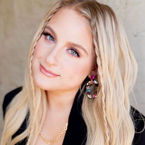 Meghan Trainor Style, Megan Trainor, Aesthetic Feed, Bold Makeup, Meghan Trainor, Inspirational People, Aesthetic Photo, Blonde Hair, Hair Wrap