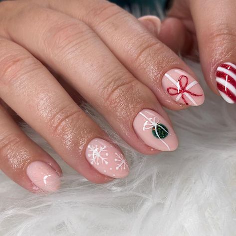 R e a g a n | AZ gel nail tech on Instagram: “FIRST XMAS SET❄️🎄 . @luminary_nail_systems Balance @shopmynailstuff . #handpainted #luminarybalance #luminarynailsystems #luxapolish…” Cute Simple Christmas Nails, Nails Design Trends, Simple Christmas Nails, Christmas Nails Design, Acrylic Nails Almond Shape, Witch Nails, Retro Nails, Tree Nails, Christmas Nails Easy