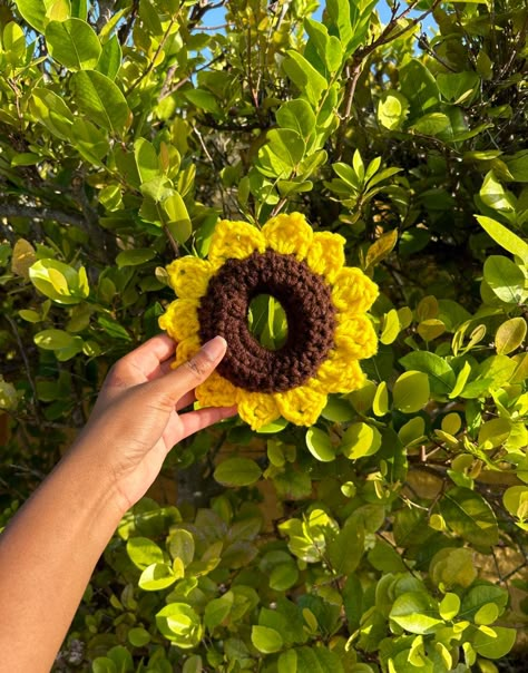 Sunflower Scrunchie, Hairstyles Scrunchies, Crochet Flower Bag, Flower Scrunchie, Crochet Scrunchies, Crochet Diy Tutorial, Crochet Hair Clips, Crochet Ruffle, Mode Crochet