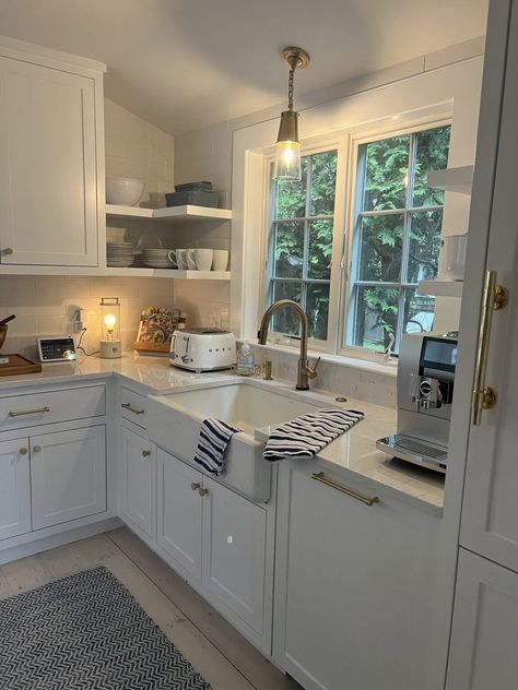 Nantucket Home Aesthetic, Nantucket Room Aesthetic, Cape Cod Beach House Nantucket Cottage, Coastal Grandmother Aesthetic House Kitchen, Marthas Vineyard Aesthetic House, Nantucket Kitchen, Amazon Kitchen Decor, Terrazzo Texture, 2024 Board