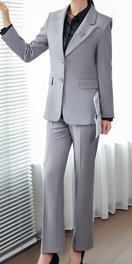 Light Grey classic business set for professionnal occasion made of a simple and efficient design. The high-end fabric raises elegance. Classic Outfits For Women, Light Grey Suits, Business Suit, Gray Suit, Professional Fashion, Business Attire, Classic Outfits, Office Outfits, Suits For Women