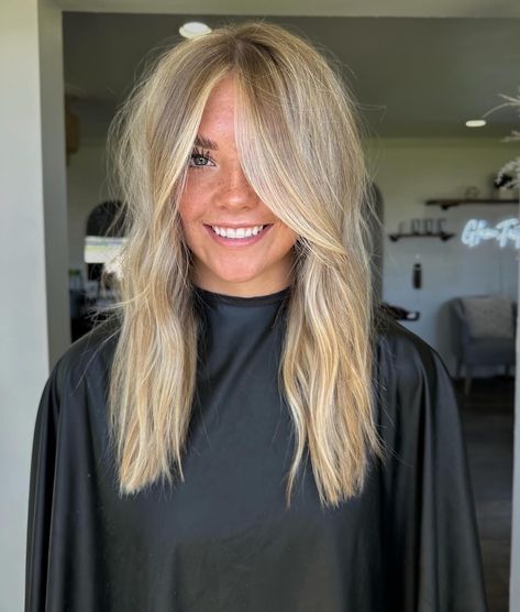 main character blonde 🪞🍸✨💌 full lived in blonde + face framing details #redken #redkenobsessed #redkenshadeseq #blondeme #livedinblonde #livedincolor #livedinhair #livedinhaircolor #blondeinspo #blondeinspiration #blondehighlights #brightblonde #brightandblendedblonde #utahhairstylist #utahhair #vernalutah #hairstylist #hairtransformation #haircolorist #behindthechair #beachblondehair #softblonde #moneypiece #hairstyleideas #summerblonde #schwarzkopf #dysonsupersonic Blonde With Lowlights And Money Piece, Fine Blonde Hair, Blonde Face Framing Highlights, Blonde Face Framing, Lived In Blonde, Champagne Blonde Hair, Beach Blonde Hair, Kendall Jenner Hair, Light Brunette Hair