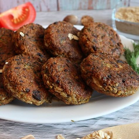 Oatmeal Sausage Patties, Oatmeal Patties Vegan, Oatmeal Patties Vegetarian, Oatmeal Patties, Healthy Main Meals, Vegan Patties, Savory Oatmeal, Veggie Patties, Vegan Oatmeal