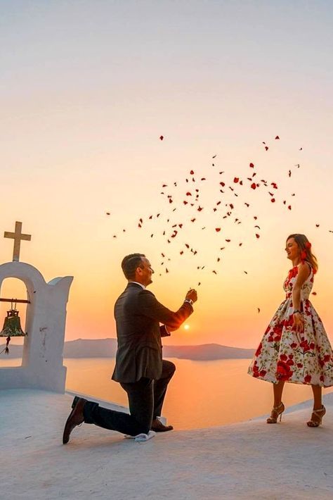 18 Top Photos Of Summer Proposal Ideas ❤ summer proposal ideas famous place santorini ❤ More on the blog: https://ohsoperfectproposal.com/summer-proposal-ideas/ Propose Day Wallpaper, Beach Proposal Ideas, Proposal Aesthetic, Romantic Proposal Ideas, Summer Proposal, Wedding By The Water, Romantic Proposals, Wedding Proposal Ideas, Engagement Proposals