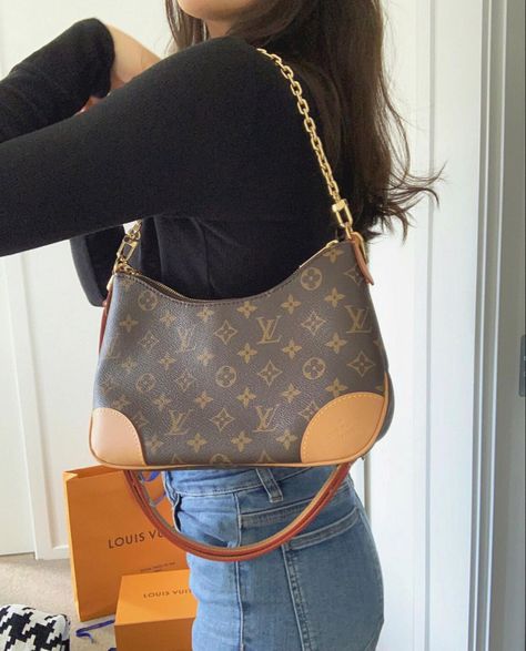 Look 2023, Handbag Outfit, Fancy Bags, Lv Handbags, Cross Bag, Vuitton Bag, Famous Brands, Louis Vuitton Bag Neverfull, Lv Bag