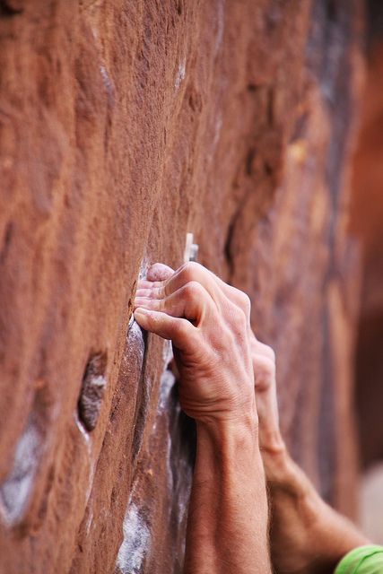 Hang on for dear life. There's just enough there! Rock Climbing Photography, Panjat Tebing, Foto Sport, Sport Climbing, Climbing Gear, Rock Climbers, Ice Climbing, Mountain Climbing, Photo Vintage