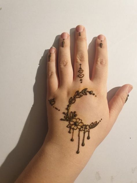 Moon Mehndi Designs Simple, Mehandi Small Designs, Henna Tattoo Designs Hand Moon, Simple Mehndi Designs Moon, Simple Henna Designs Butterfly, Eid Henna Moon, Moon Mehandi Designs, Moon Design Mehendi, Mehndi Designs Moon