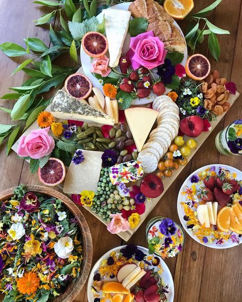 Flower feast 🌸🌼🌷🌹🌺🌻 Cheese Plate Presentation, Perfect Cheese Board, Beautiful Cheese Board, Charcuterie Inspiration, Grazing Tables, Shower Food, Cheese Platters, Cheese Plate, New Cookbooks