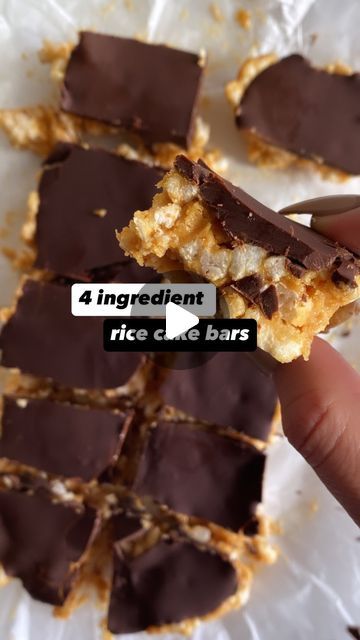 Emily | Simple Healthy Recipes on Instagram: "👀 Are you looking for easy, delicious & healthy treats? Then you need to to make these rice cake treats asap! 🎉🎉 low calories & made with real wholesome ingredients - total game changer for me!

How can so much deliciousness be made with only 4 ingredients? 

SAVE & try this! 🎉

Makes 12 servings -

Ingredients 
5 rice cakes
1/3 cup natural peanut butter
1/3 cup pure maple syrup (can also use honey)
1/2 cup melted good quality dark chocolate 

Directions 
1. Crumble the rice cakes into small pieces and add to your bowl (you can also use a food processor)
2. Add peanut butter & maple syrup and mix well 
3. Pour into a lined loaf tin & use a spoon to press the mixture down slightly
4. Pour melted chocolate over rice cake mixture and refrigera Rice Cakes Dessert, Healthy Rice Cake Snacks, Rice Cake Ideas, Cakes Square, Peanut Butter Maple Syrup, Rice Cake Snacks, Chocolate Rice Cakes, Banana And Rice, Cake Treats