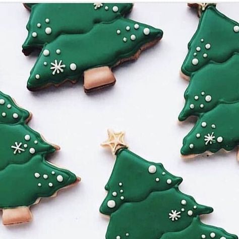 AmourDuCake on Instagram: "Yes or no?? christmas tree cookies collection 🎅🎄🌲🌲🎄🎄🦌 by @darcychang Its so cute !!!!! 😍😍😍😍😍😍 I love the marble christmas tree #cookie #cookies #christmastree #reindeers #christmascookies #christmas #cute #sprinkles #marble #grey #green #snow #stars #christmasparty #pearl #food #foodporn #amourducake #pastry #bakery #photooftheday #picoftheday #" Christmas Tree Royal Icing Cookies, December Cookies, Christmas Tree Sugar Cookies, No Christmas Tree, Christmas Sugar Cookies Decorated, Cookie Decorations, Iced Biscuits, Iced Sugar Cookies, Tree Cookies