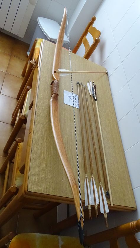 Wooden Bow And Arrow, Archery Aesthetic, Survival Bow, Archery Tips, Archery Bows, Archery Bow, Traditional Archery, Longbow, Wooden Bow