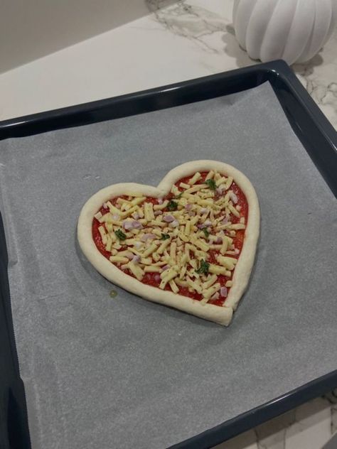 Mini Pizza Aesthetic, Heart Pizza Aesthetic, Food Ideas For Valentines Day, Heart Shaped Food Valentines, Heart Shaped Food Ideas, Aesthetic Pizza, Shaped Pizza, Heart Pizza, Shaped Food