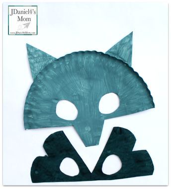 The Kissing Hand Paper Plate Raccoon Mask for Kids - Great Back to School book and book themed craft. Paper Plate Raccoon Craft, Racoon Crafts For Toddlers, Raccoon Mask Diy, Preschool Raccoon Craft, Raccoon Mask Preschool, Book Themed Crafts, Raccoon Mask, Werewolf Mask, Paper Plate Masks