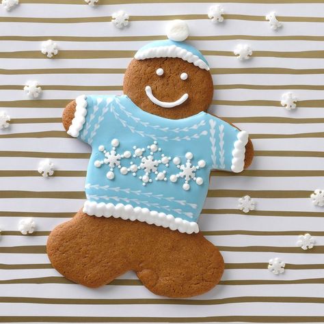 Gingerbread Decorating Ideas, Christ Centered Christmas Traditions, Gingerbread Man Cookie Recipe, Ginger Cookies Christmas, Ugly Sweater Cookie, Cupcakes Decorating, Elf Cookies, Gingerbread Cookies Decorated, Blue Frosting