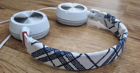 fabric headphone cover tutorial Diy Headphones Decoration, Headphone Repair, Headphone Decoration, Custom Headphones, Diy Headphones, Headphone Cover, A Craft, Diy Fabric, The Band