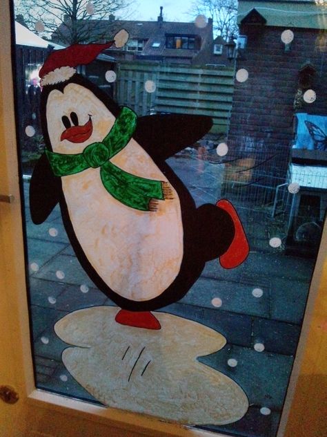 Window Drawing Christmas Ideas, Christmas Window Display School, Penguin Window Painting, Easy Window Painting Ideas, Winter Window Painting Ideas, Classroom Window Decorations, Xmas Window Decorations, Painted Window Art, Christmas Mirror