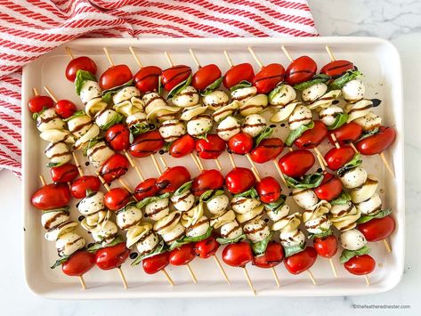 Looking for a delicious and easy tortellini appetizer? Look no further than these Tortellini Caprese skewers! These fun skewers are simple to make and taste amazing. Plus, they're perfect for any occasion - from birthday parties to game day gatherings. Everyone will love these Caprese skewers with balsamic drizzle. Caprese Skewers Appetizers, Baked Appetizer Recipes, Tortellini Appetizer, Skewers Appetizers, Italian Thanksgiving Recipes, Italian Roast Beef, Italian Thanksgiving, Easy Tortellini, Tortellini Skewers