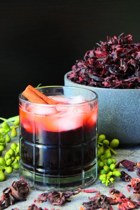 Jamaican Sorrel Drink Recipe, Sorrel Drink Recipe, Sorrel Recipe, Sorrel Drink, Sorrel Soup, Christmas Drinks Recipes, Dried Hibiscus Flowers, Healthy Juice Drinks, Ginger Drink