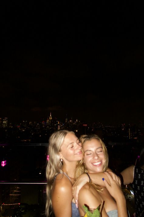 nyc skyline, nighttime, new york, friends, poses, night out, pic ideas, photo ideas, new york city, film photo, in the moment, nyc aesthetic Nyc Friends Aesthetic, New York Lifestyle Aesthetic, Photo Ideas New York, Nyc Aesthetic Night, Poses Night, New York Friends, Nyc Picture Ideas, New York Photo Ideas, Seattle Pictures