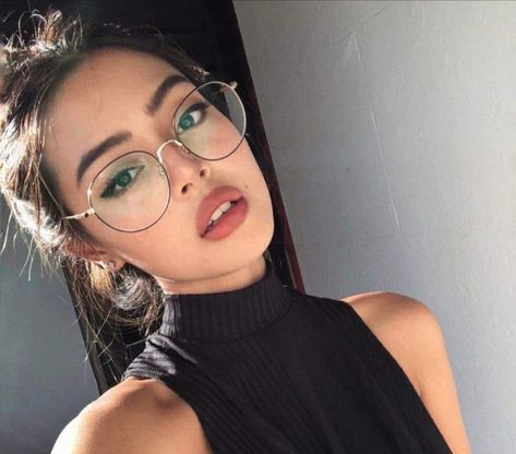 Glasses Frames For Women Wide Face, Poses For Glasses, Glasses For Brunettes, Glases Girl Aesthetic, 2023 Glasses Trends, Glasses Frames For Women Oval Face, Glasses Women Aesthetic, Round Glasses Aesthetic, Eye Glasses Aesthetic