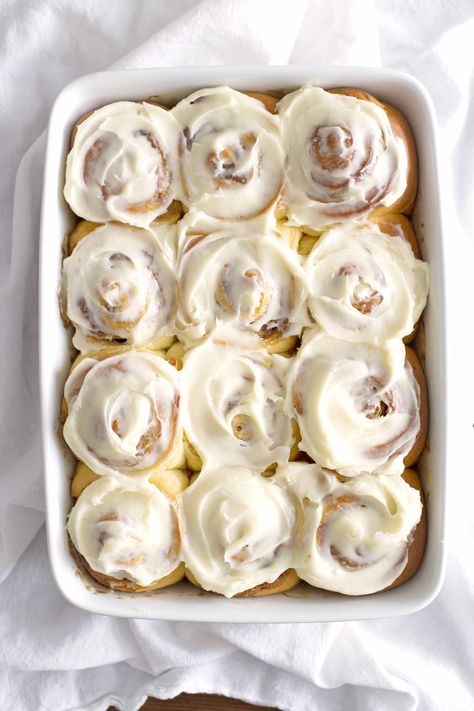 Ooey-Gooey Overnight Cinnamon Rolls Recipe -- Insanely delicious cinnamon rolls with cream cheese frosting. Hello, weekend breakfast! girlversusdough.com @girlversusdough #girlversusdough #breakfastrecipe #brunchrecipe Overnight Cinnamon Rolls Recipe, Cinnamon Rolls With Cream Cheese, Cinnamon Rolls With Cream, Overnight Cinnamon Rolls, Easy Cinnamon Rolls Recipe, Pastas Recipes, Best Cinnamon Rolls, Baked Rolls, Hello Weekend