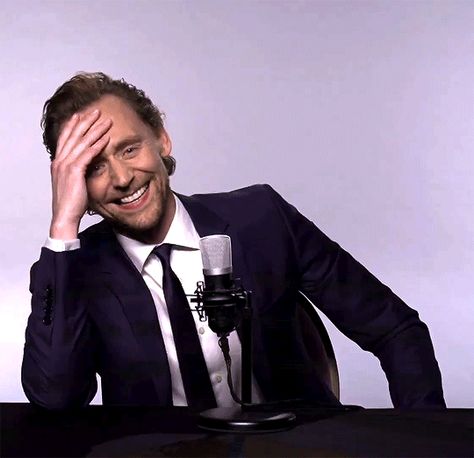 All the Hiddle Things Jimmy Fallon Videos, Jimmy Fallon Show, Awkward Girl, Troll Face, Thomas William Hiddleston, The Tonight Show, Marvel 3, Tom Hiddleston Loki, Tonight Show